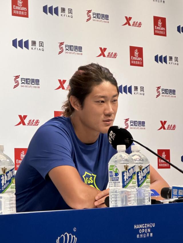 乐鱼体育网页-张之臻带伤只能边打边看：只能先把身体放在第一位